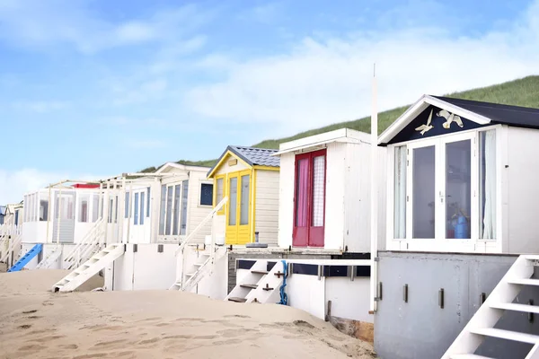 Bunte Strandhütten am Strand — Stockfoto