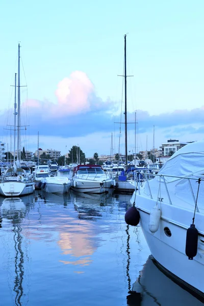 Evening scene at a yacht harbor after sunset — Stock Photo, Image