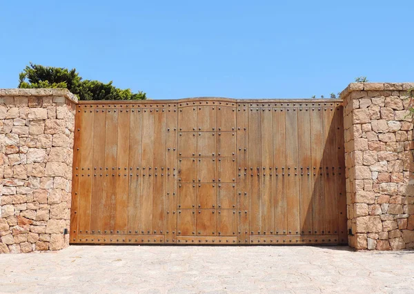 Puerta de madera o portal de una mansión —  Fotos de Stock