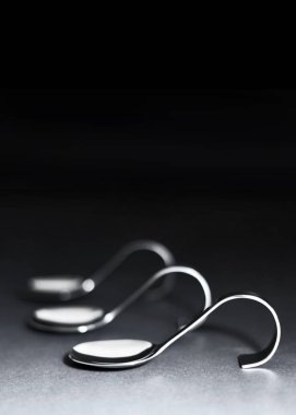 Gümüş kaşık üst üste