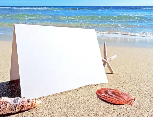 Üres, fehér üdvözlőlap a strandon — Stock Fotó