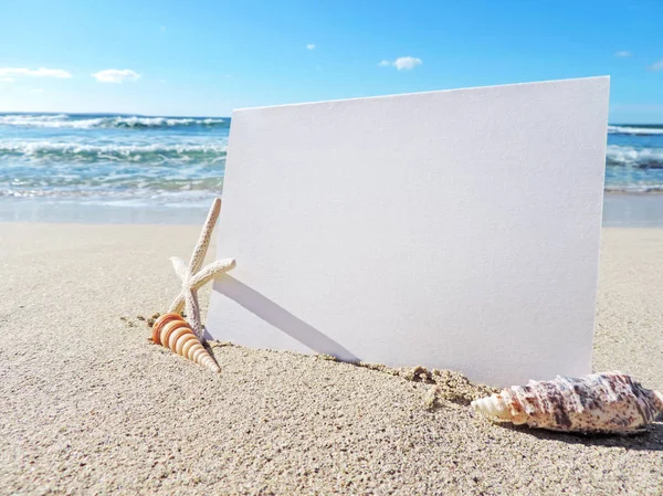 Tarjeta de felicitación blanca en la playa —  Fotos de Stock