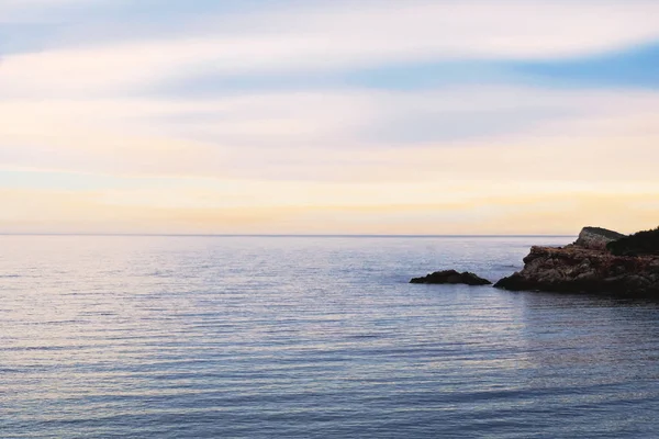 Napnyugta után nyugodt tenger jelenet — Stock Fotó