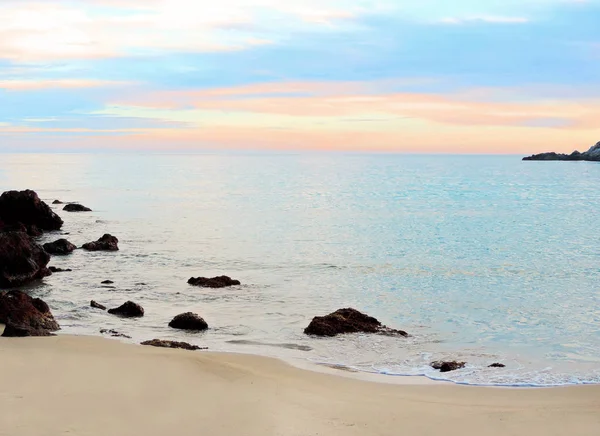 Scène de plage tranquille le soir — Photo