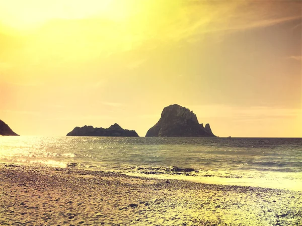 Zonsondergang strand scène met uitzicht op Es Vedra — Stockfoto