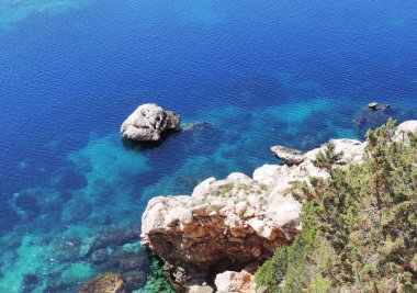 Kaba kıyı şeridi ve turkuaz su