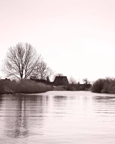 Fiume nella luce della sera — Foto Stock