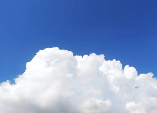 Grand nuage blanc et ciel bleu — Photo