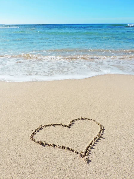 Forma de corazón en la playa —  Fotos de Stock