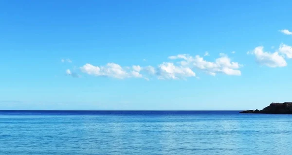 Морской фон с пушистыми облаками — стоковое фото
