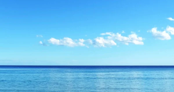 Havet bakgrund med fluffiga moln — Stockfoto