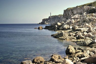 Deniz feneri veya işaret üzerine bir uçurumun kıyısında