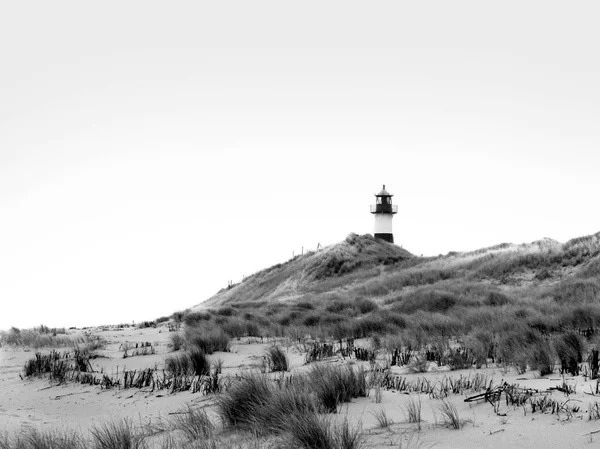Világítótorony vagy beacon rá a strand dune — Stock Fotó