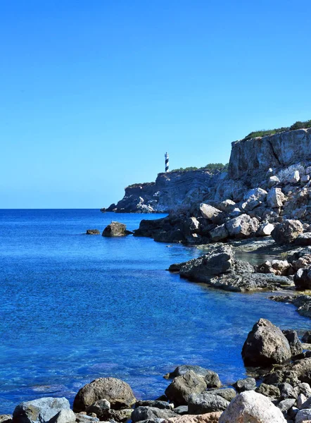 Deniz feneri veya işaret üzerine bir uçurumun kıyısında — Stok fotoğraf