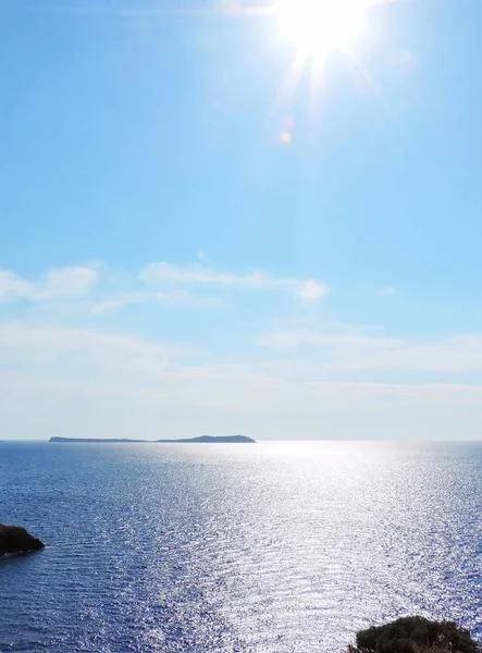 Глубоко синее море и чистое небо — стоковое фото