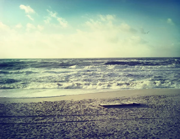 Playa con mar ondulado — Foto de Stock