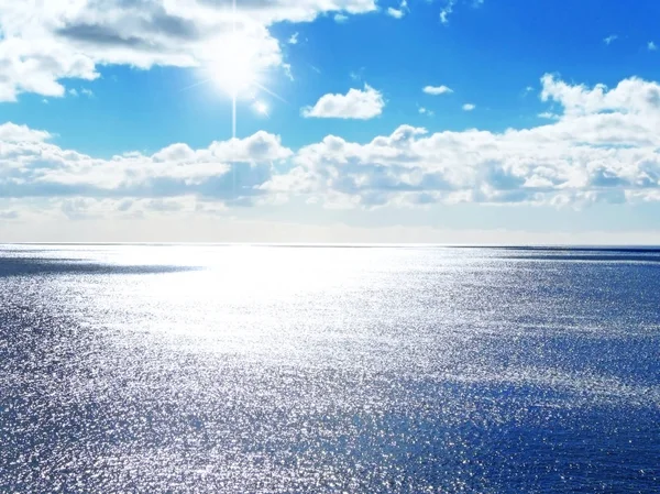Djupblå havet med kolsyrat vatten — Stockfoto