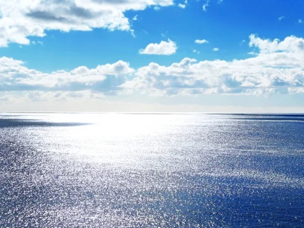 Temně modré moře perlivou vodou — Stock fotografie