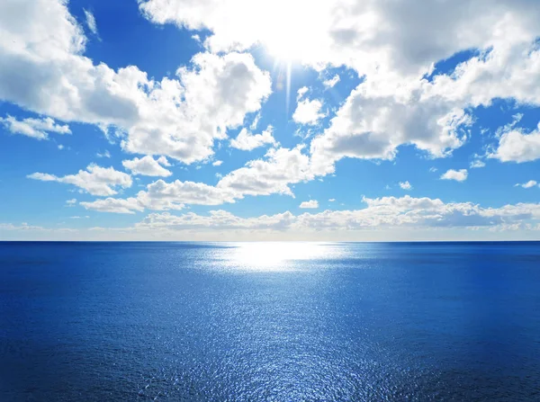 Temně modré moře perlivou vodou — Stock fotografie