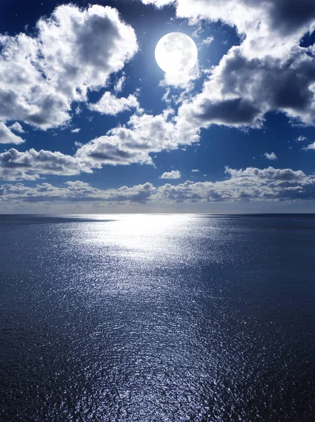 반짝이 바다 위에 보름달 — 스톡 사진