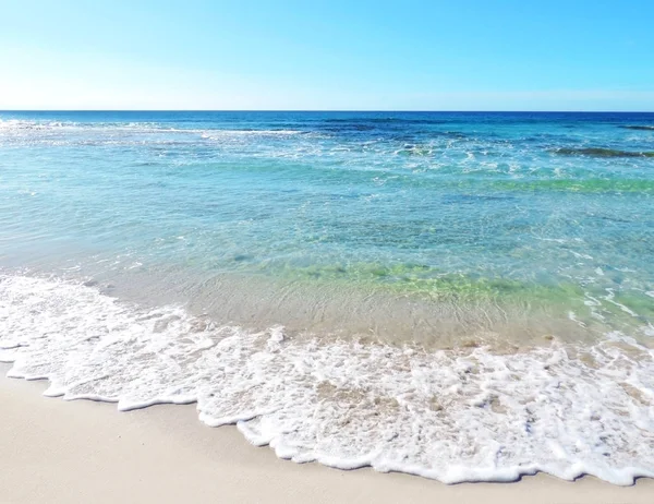 Trópusi strand jelenet, türkizkék vízzel — Stock Fotó