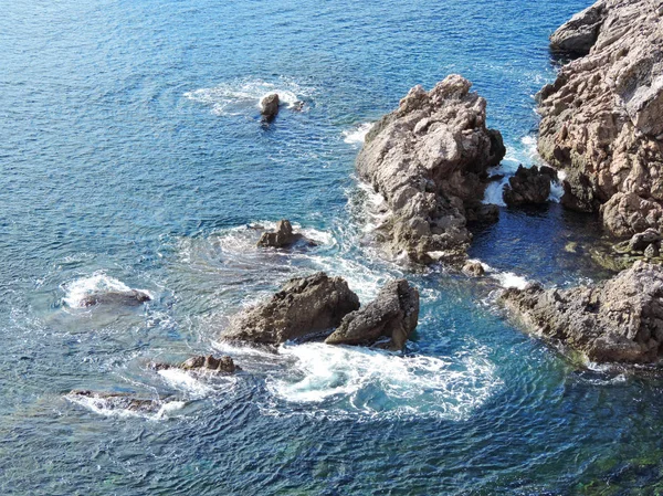 Грубая морская сцена с камнями в воде — стоковое фото