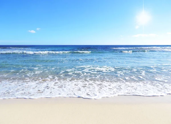 Тропічна сцена на пляжі з бірюзовою водою — стокове фото