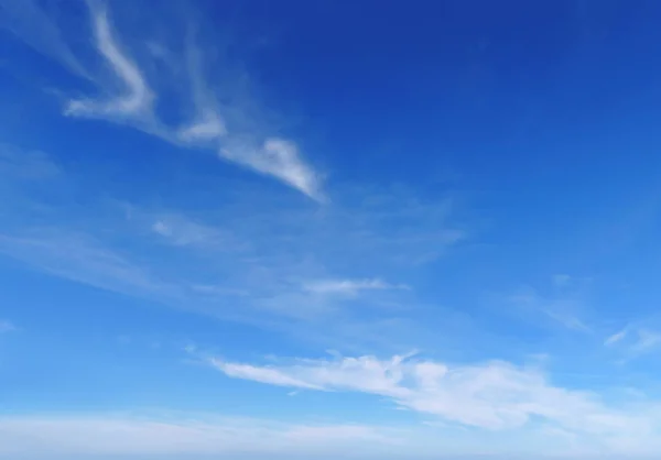 Scène du ciel avec des nuages duveteux — Photo