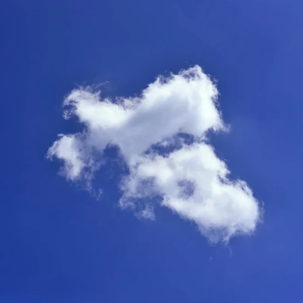 Ciel bleu et nuages blancs moelleux, — Photo