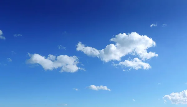 Ciel bleu et nuages blancs moelleux, — Photo