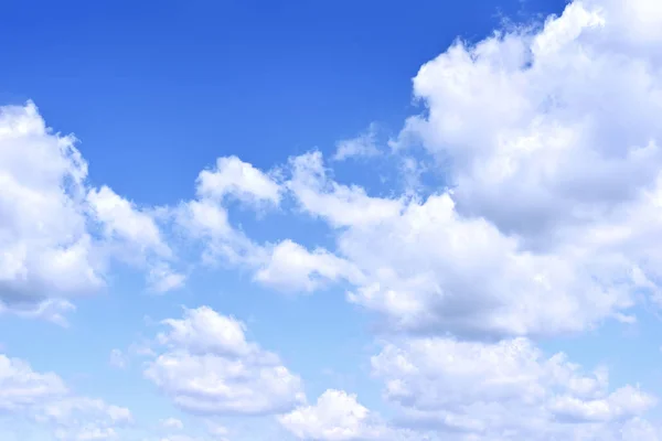 Ciel bleu et nuages blancs moelleux, — Photo