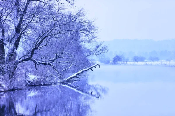Winterszene mit Nebel über einem Fluss, — Stockfoto