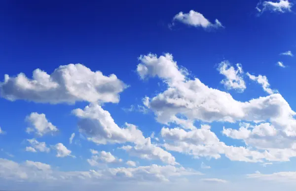 Ciel bleu et nuages blancs moelleux, — Photo