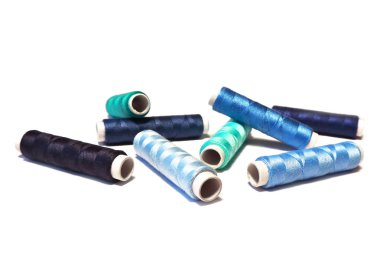 Mavi renkli dikiş bobin veya dikiş makaralar