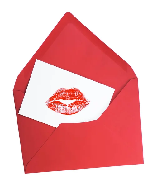 Rött kuvert och vitt kort med läppstift kyss — Stockfoto