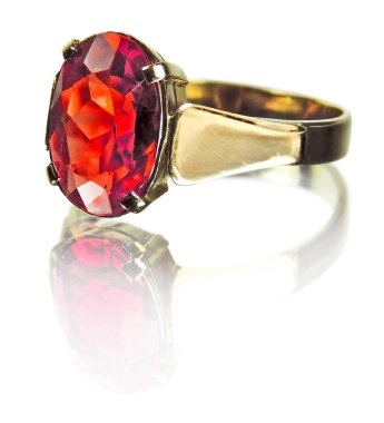 Kırmızı taş ile altın yüzük