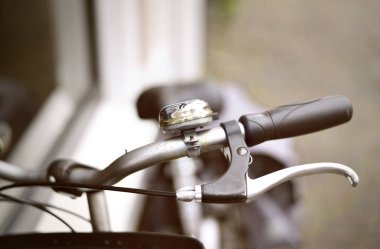 Retro veya vintage bisiklet bir sokakta