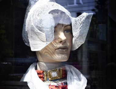 Bir vitrin içinde plastik manken 