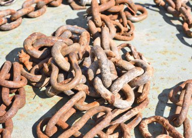 Bir tekne güvertede eski paslı Zinciri