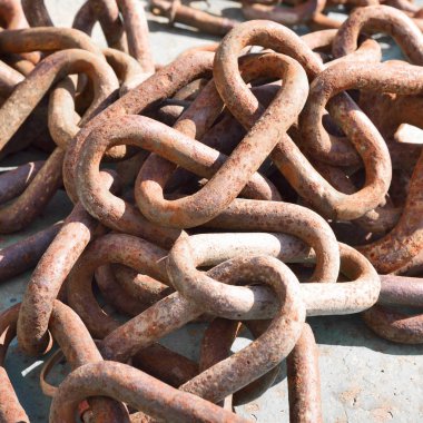 Bir tekne güvertede eski paslı Zinciri