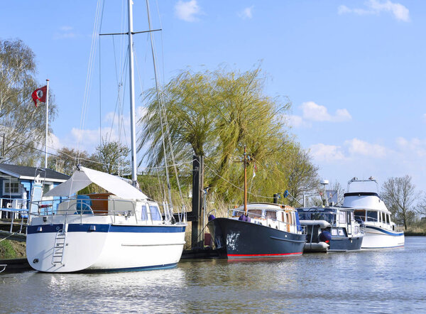 Якорные лодки или корабли
