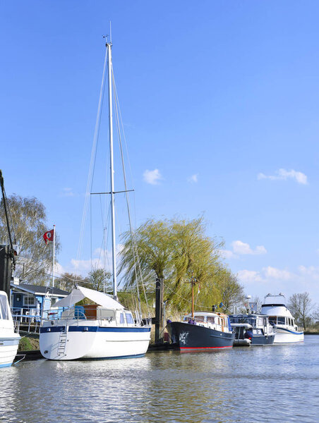 Якорные лодки или корабли
