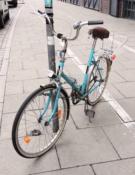 Bicicleta retro o vintage en una calle — Foto de Stock