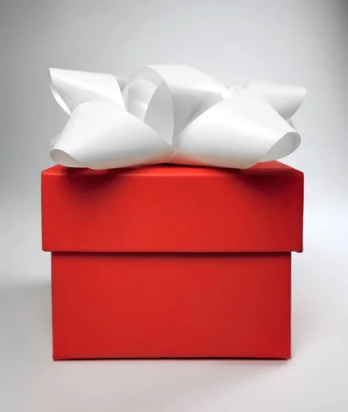Caja de regalo roja con arco blanco —  Fotos de Stock
