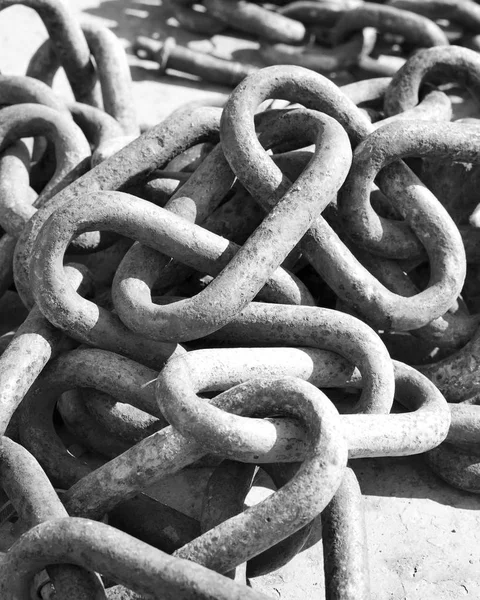 Cadena oxidada en una cubierta de barcos — Foto de Stock