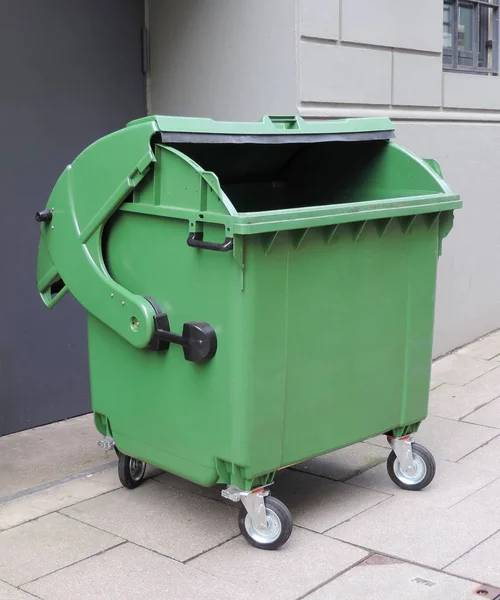 Boşalttı çöp kutusu — Stok fotoğraf