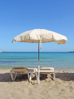 Plajda şemsiye ve plaj sandalye