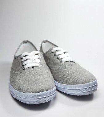 Gri spor ayakkabı ayakkabı