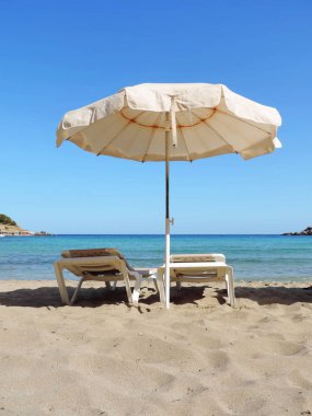 Güneş şemsiyesi ve plaj sandalye