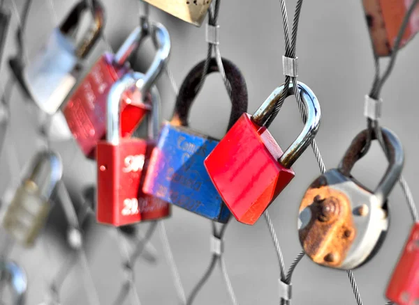 Candados en una cerca, símbolos de amor — Foto de Stock